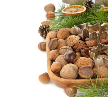 ahşap kase içinde çeşitli fındık