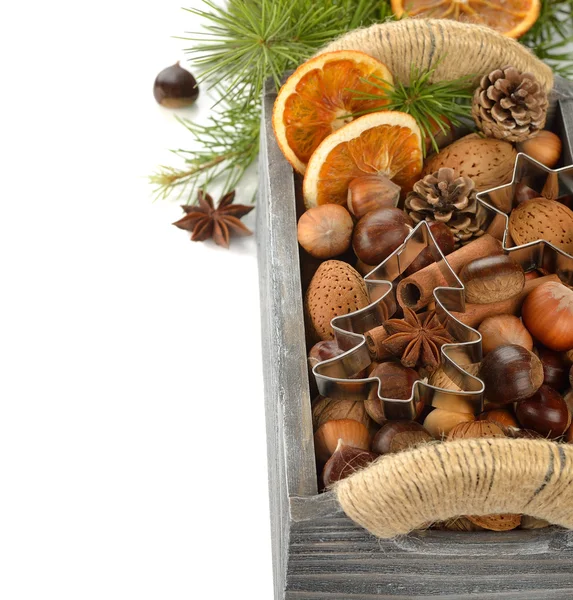 Различные орехи в коробке — стоковое фото