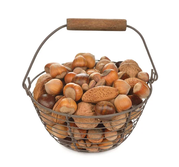 Различные орехи в корзине — стоковое фото
