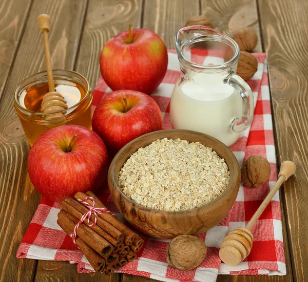 Oat-flakes and apples — Stock Photo, Image