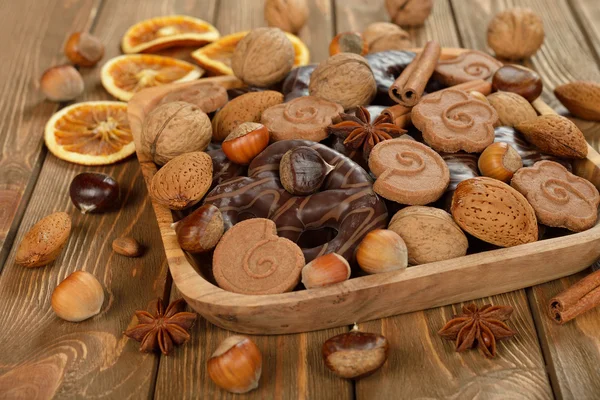 Schokolade Lebkuchen, Plätzchen und Nüsse — Stockfoto