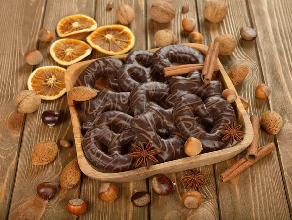 Csokoládés Mézeskalács és diófélék — Stock Fotó