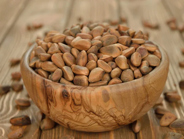Сосновые орехи в деревянной чаше — стоковое фото