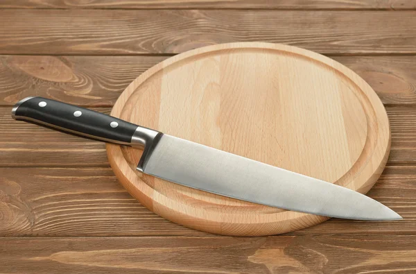 Кухонний ніж і обробна дошка — стокове фото