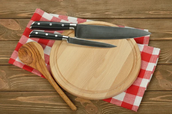 Mutfak bıçağı ve kesme tahtası — Stok fotoğraf