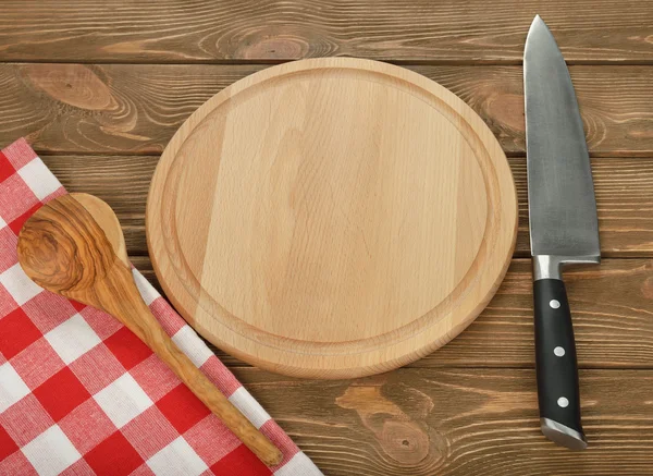 Faca de cozinha e placa de corte — Fotografia de Stock