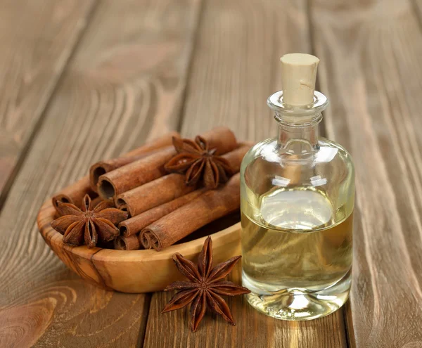 Cinnamon essential oil — Stock Photo, Image