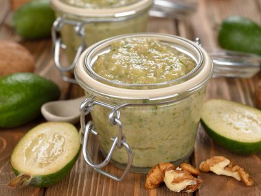 Feijoa ve ceviz ham reçel