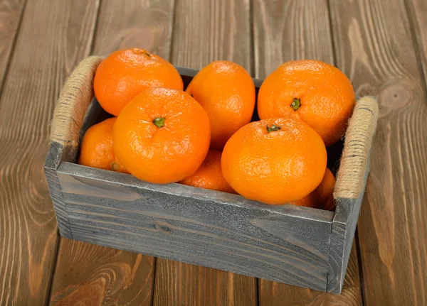 Mandarines fraîches dans la boîte — Photo
