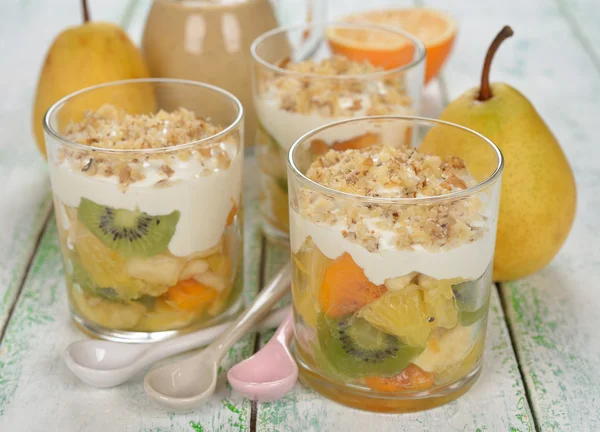 Ensalada de frutas con crema batida — Foto de Stock