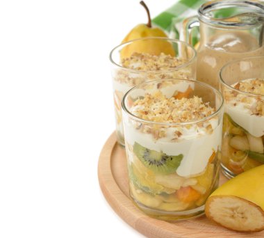 krem şanti ile meyve salatası