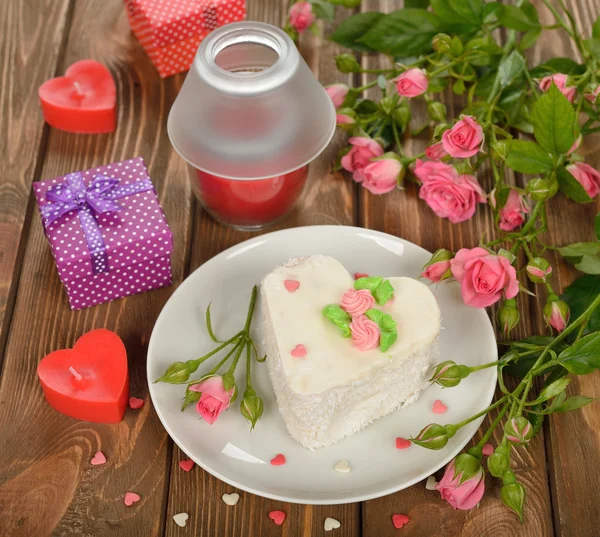 Kuchen und Rosen — Stockfoto