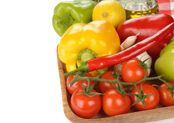 Légumes frais dans un bol en bois — Photo