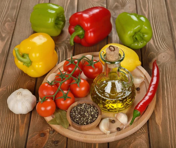 Оливковое масло и овощи — стоковое фото