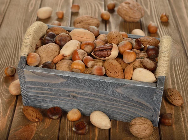 Nüsse in einer Schachtel — Stockfoto