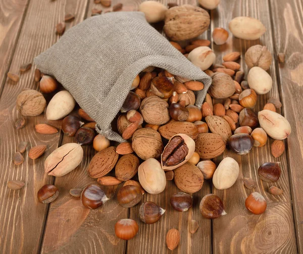 Орехи в мешке — стоковое фото