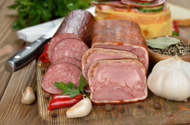 Baharat ile tütsülenmiş sosis