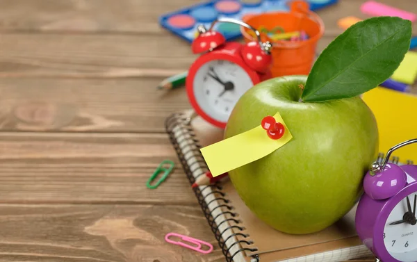 Bürobedarf und grüner Apfel — Stockfoto