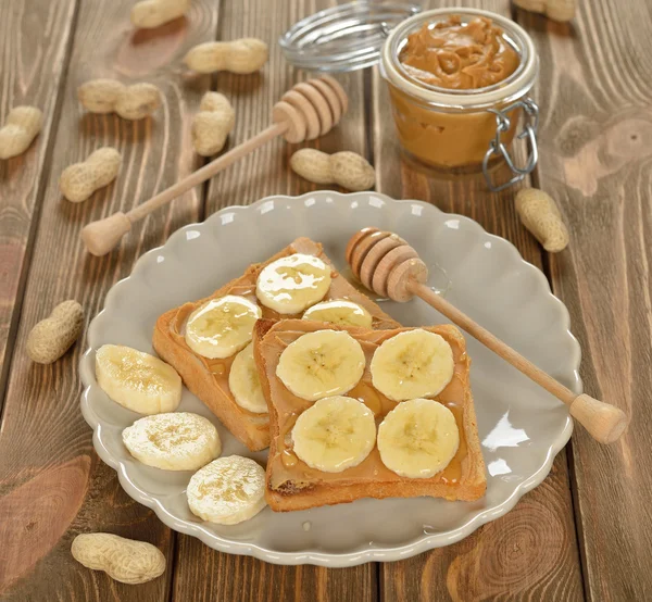 Toast met pindakaas en banaan — Stockfoto