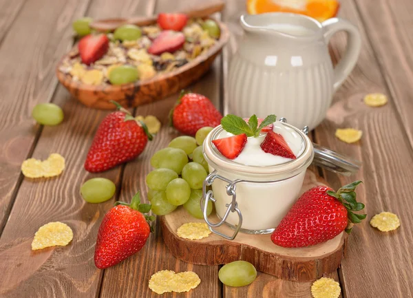 Натуральный йогурт с фруктами — стоковое фото