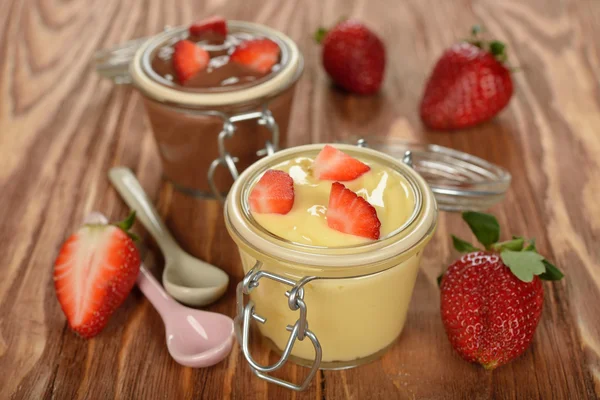 Vanilj pudding med jordgubbar — Stockfoto