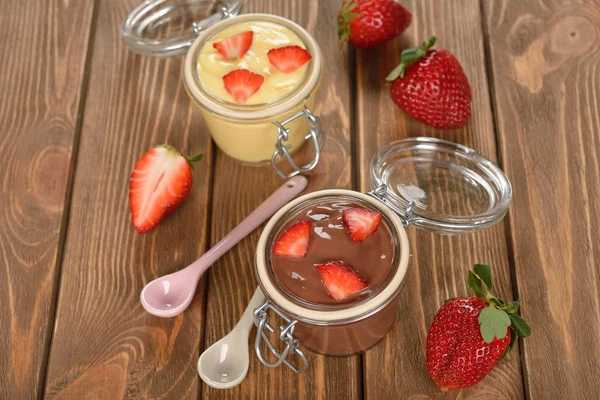 Choklad och vanilj pudding med jordgubbar — Stockfoto