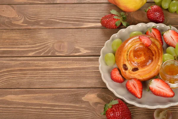 Bun with fruit — Stock Photo, Image