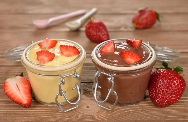 Choklad och vanilj pudding med jordgubbar — Stockfoto