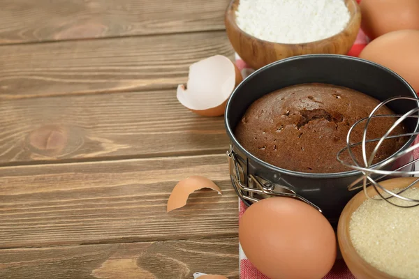 Chokladtårta och ingredienser för bakning — Stockfoto