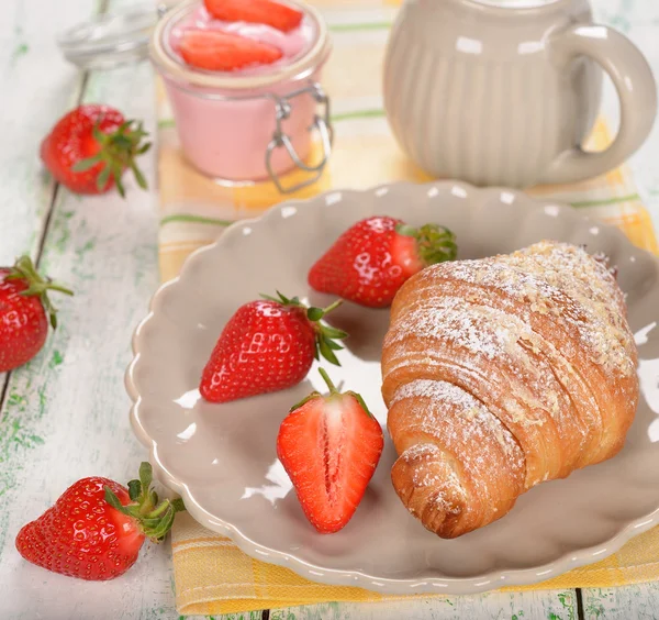 Croissant mit Erdbeere — Stockfoto