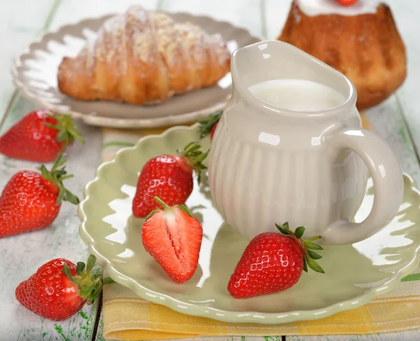 Milk with strawberries — Stock Photo, Image