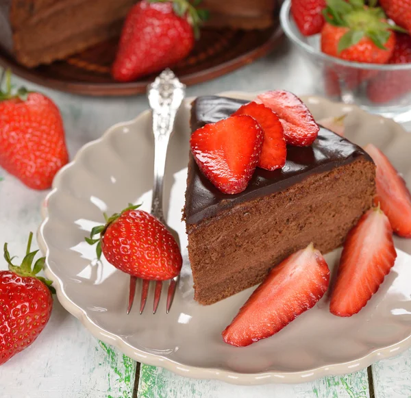 Schokoladenkuchen mit Erdbeeren — Stockfoto