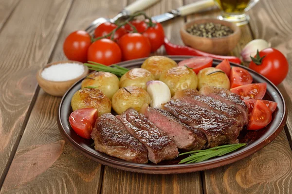 Bistecca con patate — Foto Stock