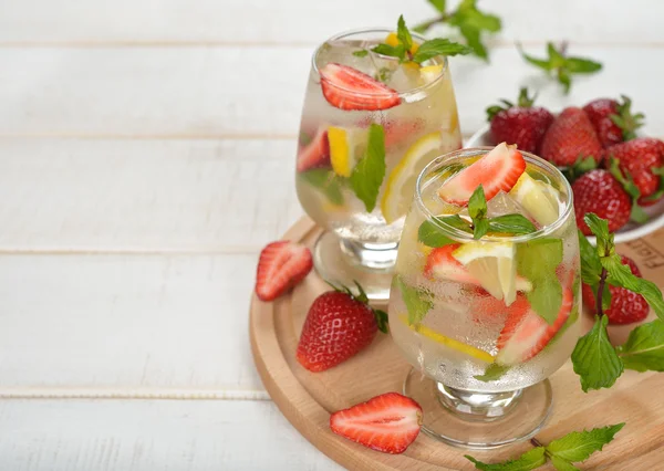 Cold drink with strawberries, lemon and mint — Stock Photo, Image
