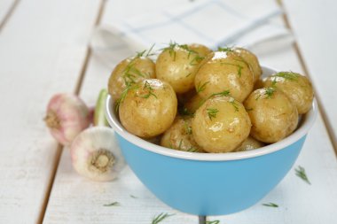 Mavi bir kase patates