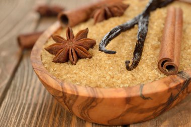 Kahverengi şeker, anason, vanilya ve tarçın