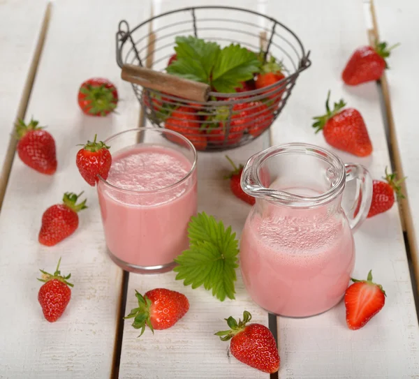 Milkshake with strawberries — Stock Photo, Image