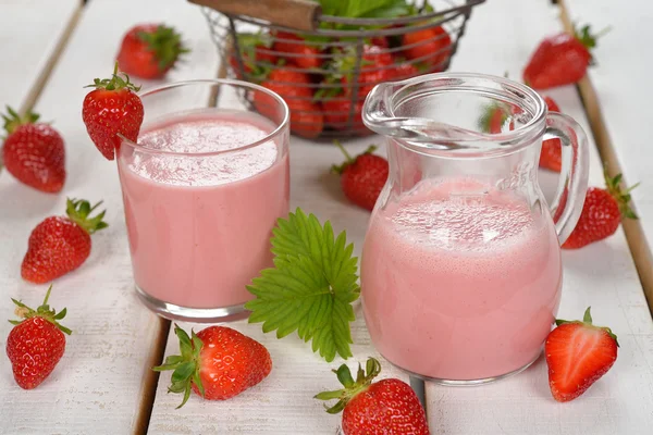 Milkshake met aardbeien — Stockfoto