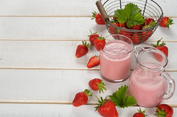 Milkshake with strawberries — Stock Photo, Image