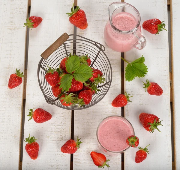 Milkshake with strawberries — Stock Photo, Image