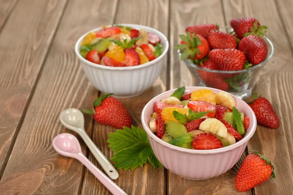 Ensalada de frutas con fresas — Foto de Stock