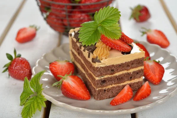 ストロベリーチョコレートケーキ — ストック写真