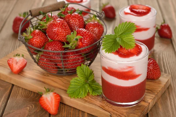 Postre con gelatina de fresa y crema batida —  Fotos de Stock