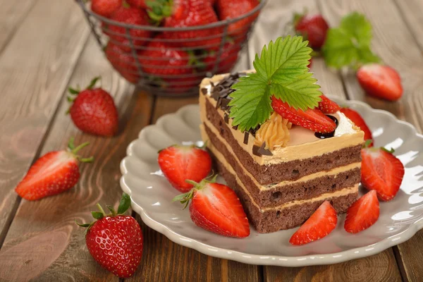딸기가 달린 초콜릿 케이크 — 스톡 사진