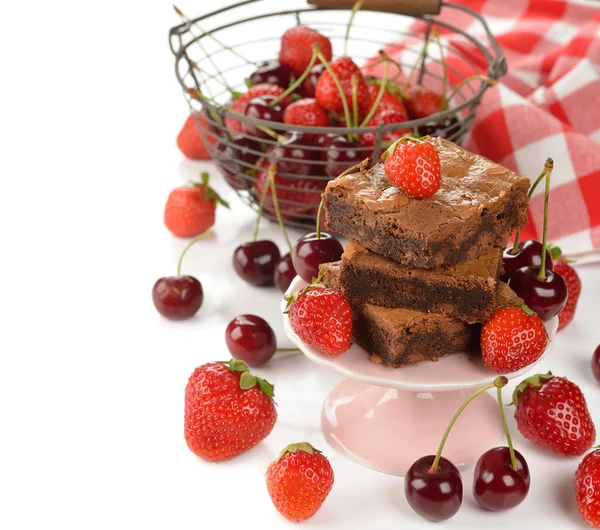 Schokoladenbrownies mit Erdbeeren und Kirschen — Stockfoto