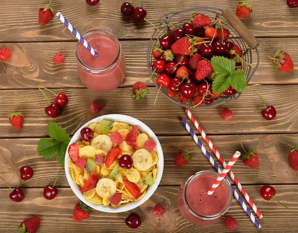 Smoothies, cereals and fruit — Stock Photo, Image