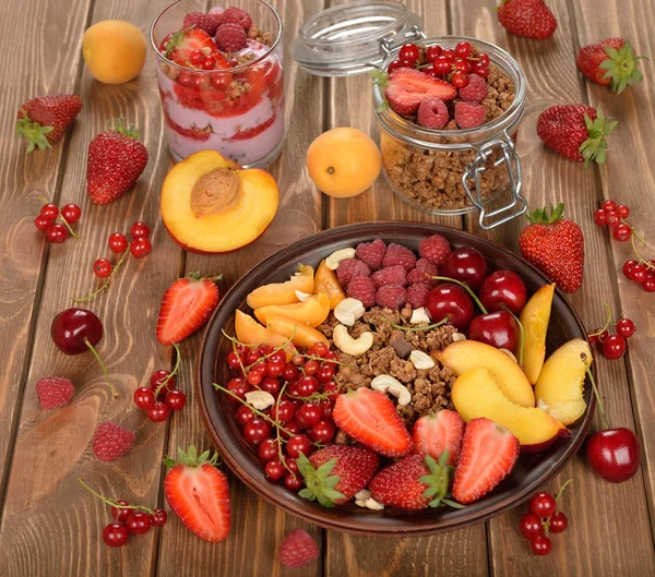 Granola with berries and fruit — Stock Photo, Image