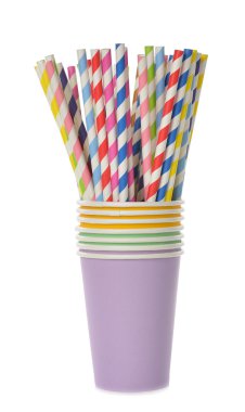 Kağıt bardakta çok renkli retro pipetler