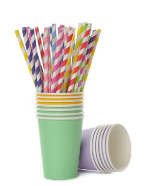 Kağıt bardakta çok renkli retro pipetler