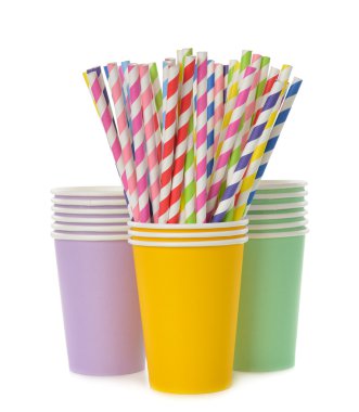Kağıt bardakta çok renkli retro pipetler